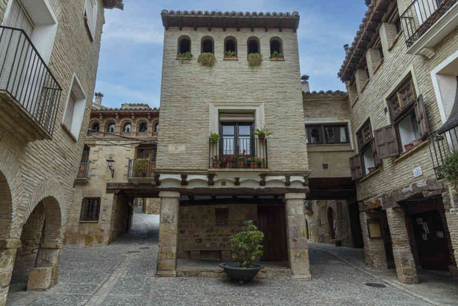 Huesca - Alquézar 35 - plaza de Rafael Ayerbe.jpg